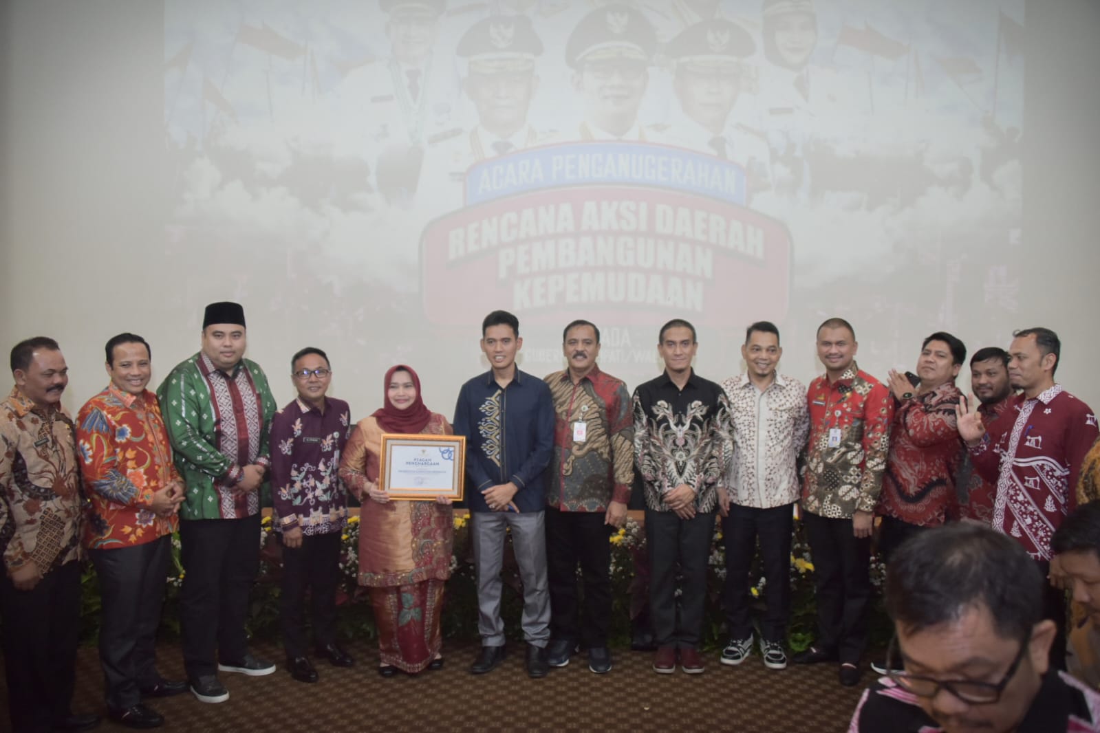 Bupati Bengkalis Kasmarni Raih Penghargaan dari Menpora Ario Bimo Nandito