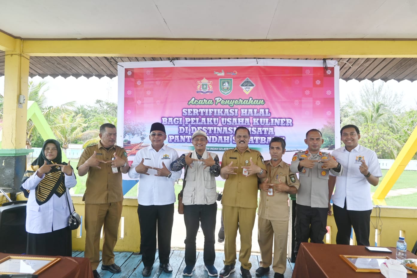 Sebanyak 36 Pelaku Usaha Kuliner Di Destinasi Wisata Pantai Indah Selatbaru Menerima Sertifikasi Halal 