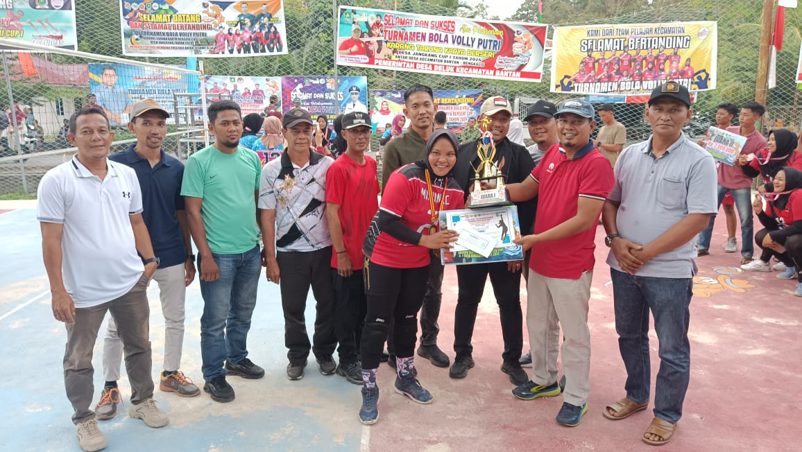 Kabid Samsudin Tutup Turnamen Bola Voli Putri Karang Taruna Karya Berseri Desa Jangkang Cup I Tahun 2024