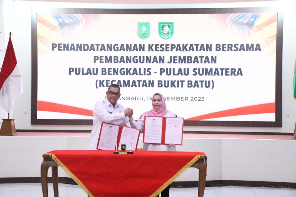 Kesepakatan Bersama pembangunan Jembatan Sungai Pakning - Pulau Bengkalis ditandatangani Bupati Bengkalis dan Gubernur Riau