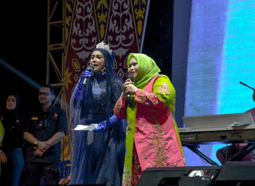 Duet Bupati Kasmarni Dan Iyeth Bustami Meriahkan Closing Ceremony Julang Bermasa 2022