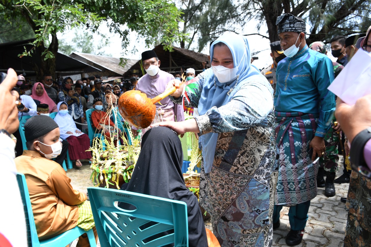 Dibuka Bupati Kasmarni, Masyarakat Antusias Saksikan Festival Mandi Safar Rupat Utara