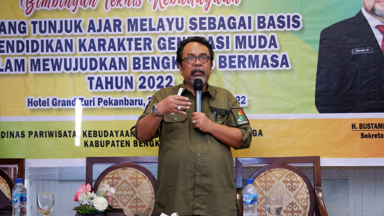 Hari Pertama Bimtek, Kadis Kebudayaan Riau Raja Yoserizal Zen Memaparkan Materi Tentang Pemajuan Kebudayaan Melayu