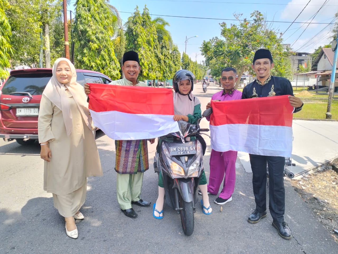 Disparbudpora Kabupaten Bengkalis Bagikan Bendera Merah Putih Sambut HUT ke-80 Kemerdekaan RI