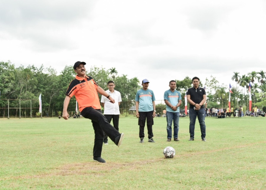 Wakili Bupati Kasmarni, Edi Sakura Buka Turnamen Sepak Bola Kecamatan Bantan