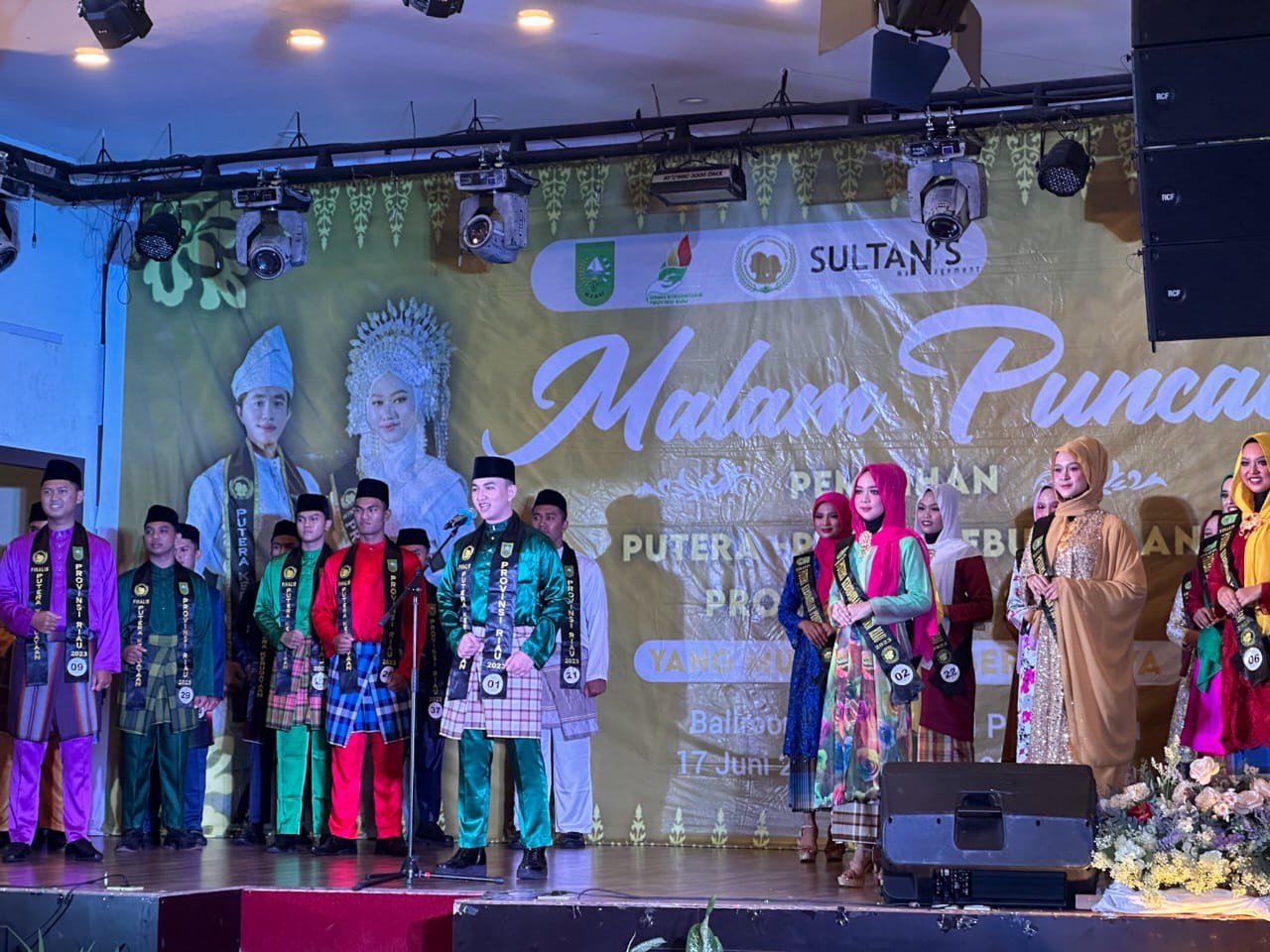 Kadisparbudpora Kabupaten Bengkalis Edi Sakura menghadiri Malam puncak pemilihan putera - puteri Kebudayaan Provinsi Riau