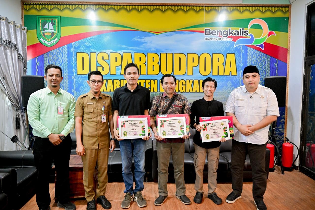 Ardiansyah Serahkan Hadiah Pemenang Lomba Video dan Foto Pada Event Bengkalis Durian Fest 2026
