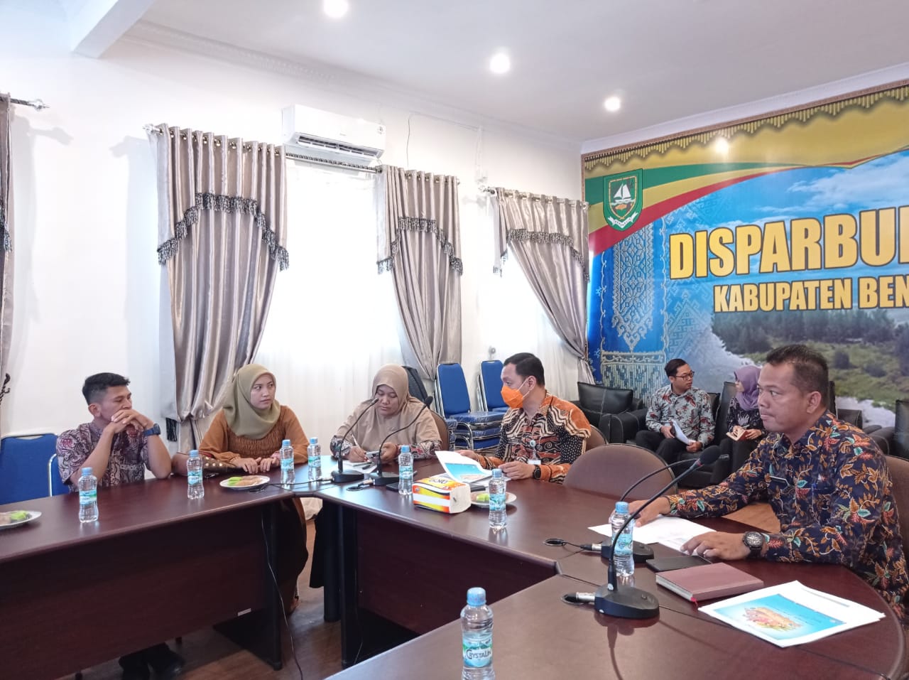 Sekretaris Disparbudpora Reza Noverindra Pimpin Rapat Persiapan Festival Budaya Bahari